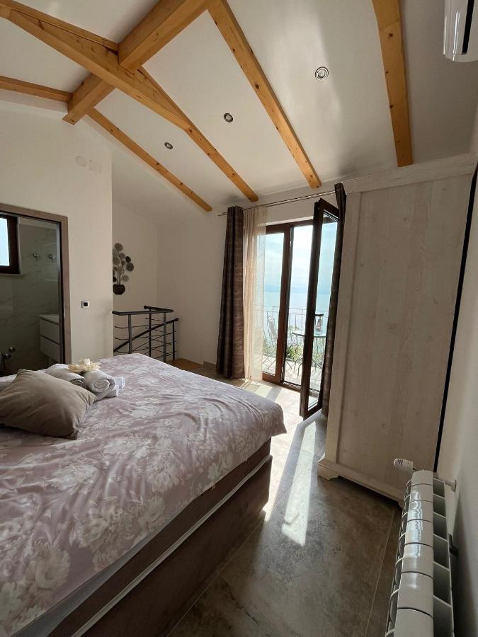 Sara S Pogledom Na Apartament Lovran
